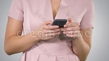女人手在渐变背景下使用智能手机。